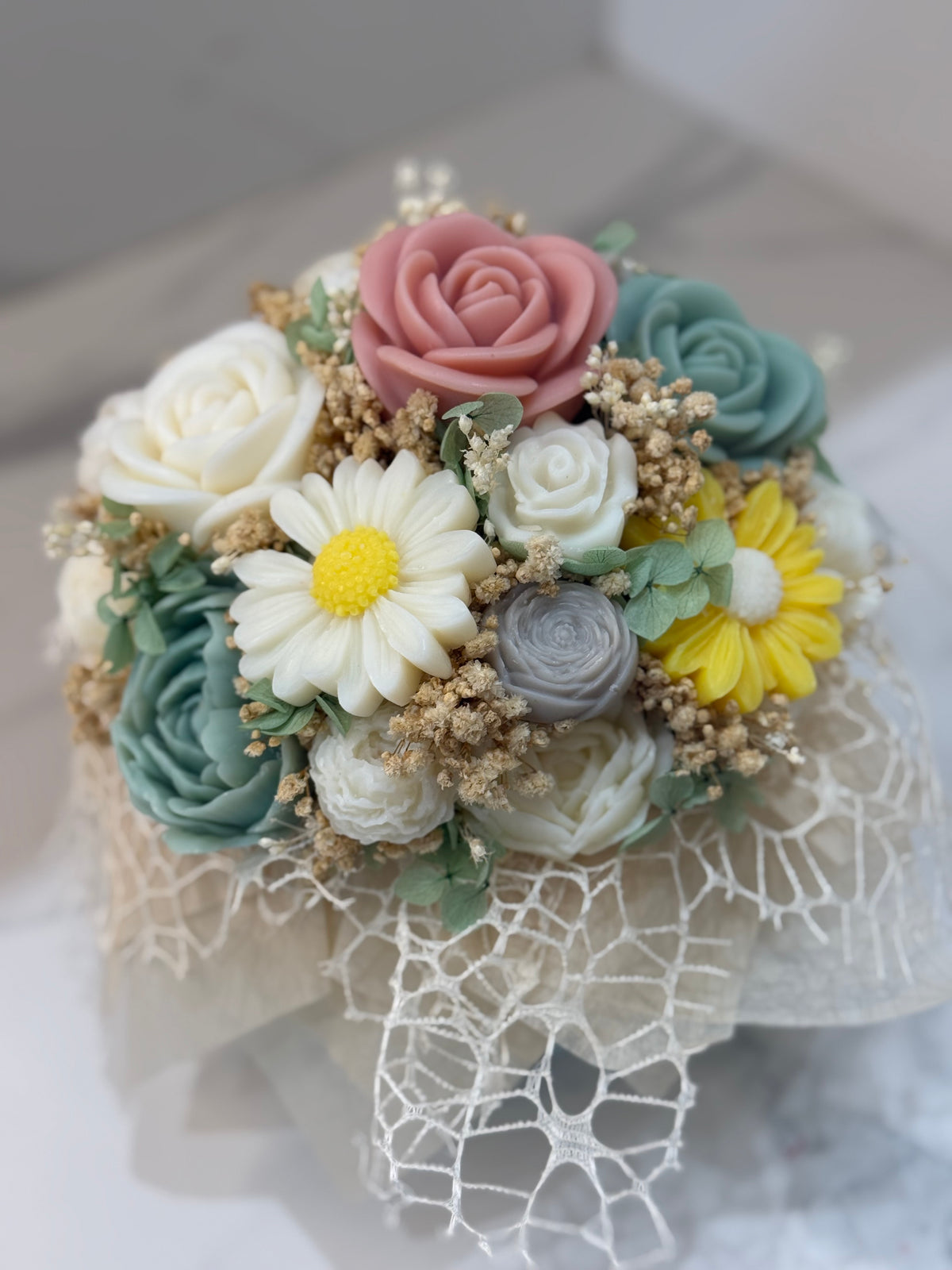 Bouquet in vaso di ceramica