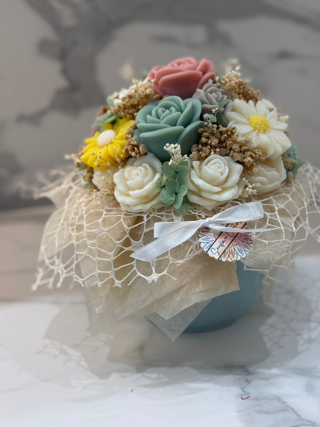 Bouquet in vaso di ceramica