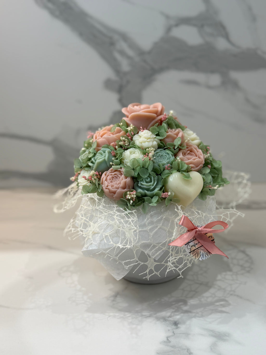 Bouquet in vaso di ceramica