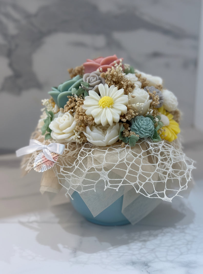 Bouquet in vaso di ceramica
