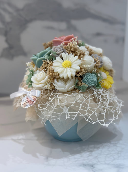Bouquet in vaso di ceramica