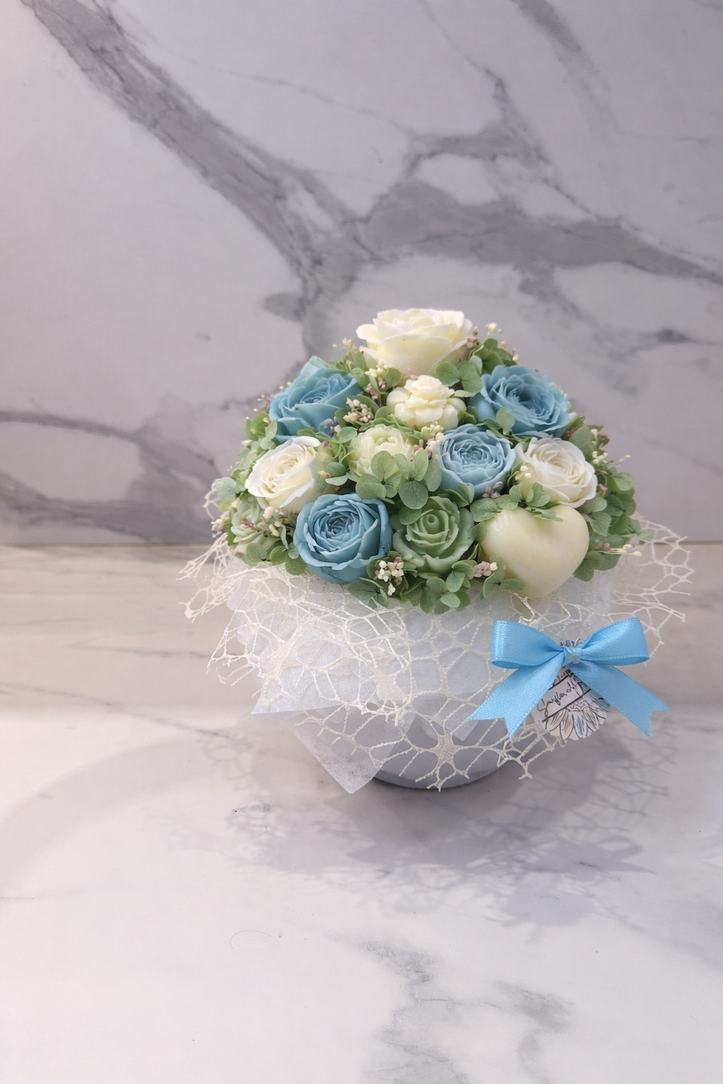 Bouquet in vaso di ceramica