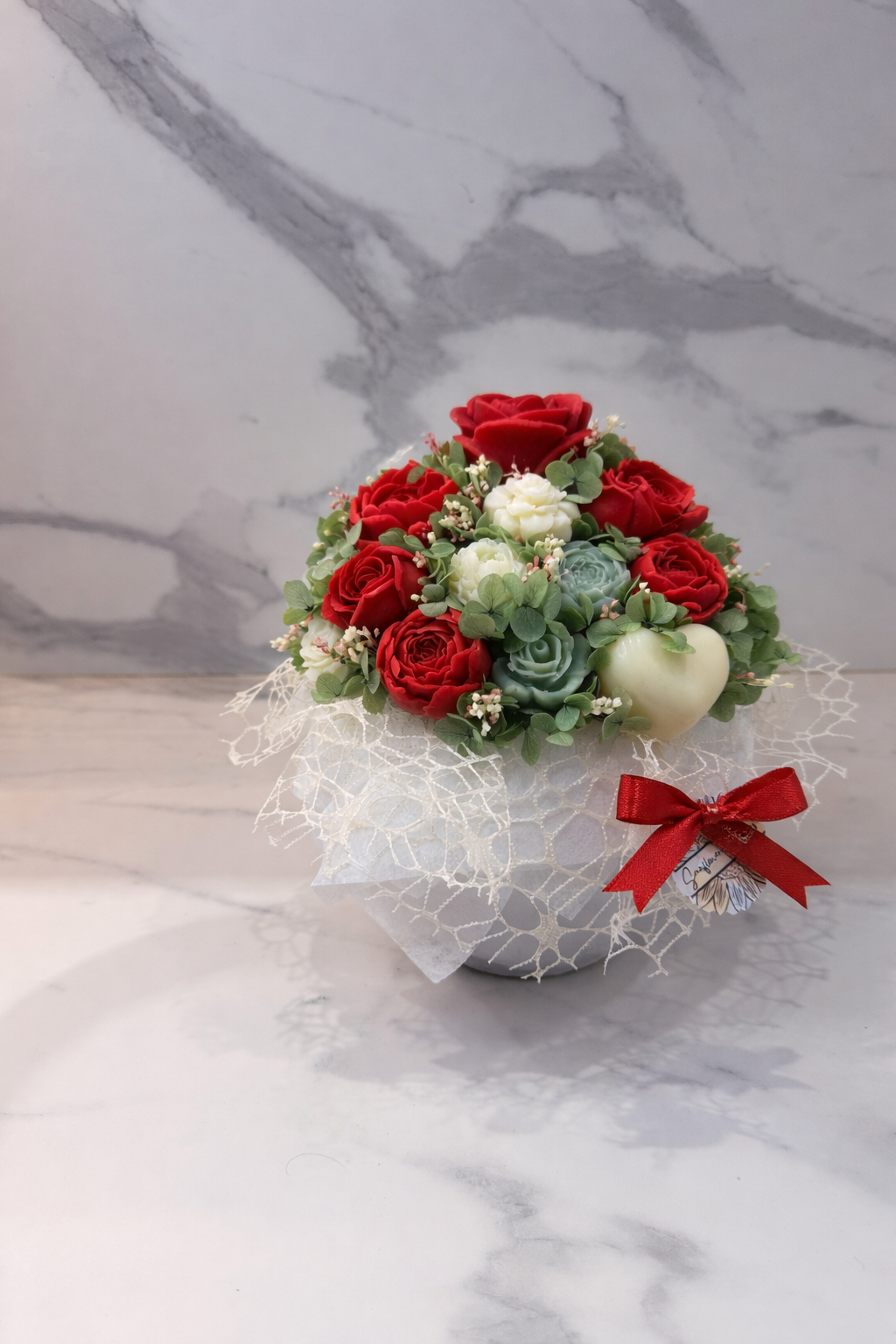 Bouquet in vaso di ceramica